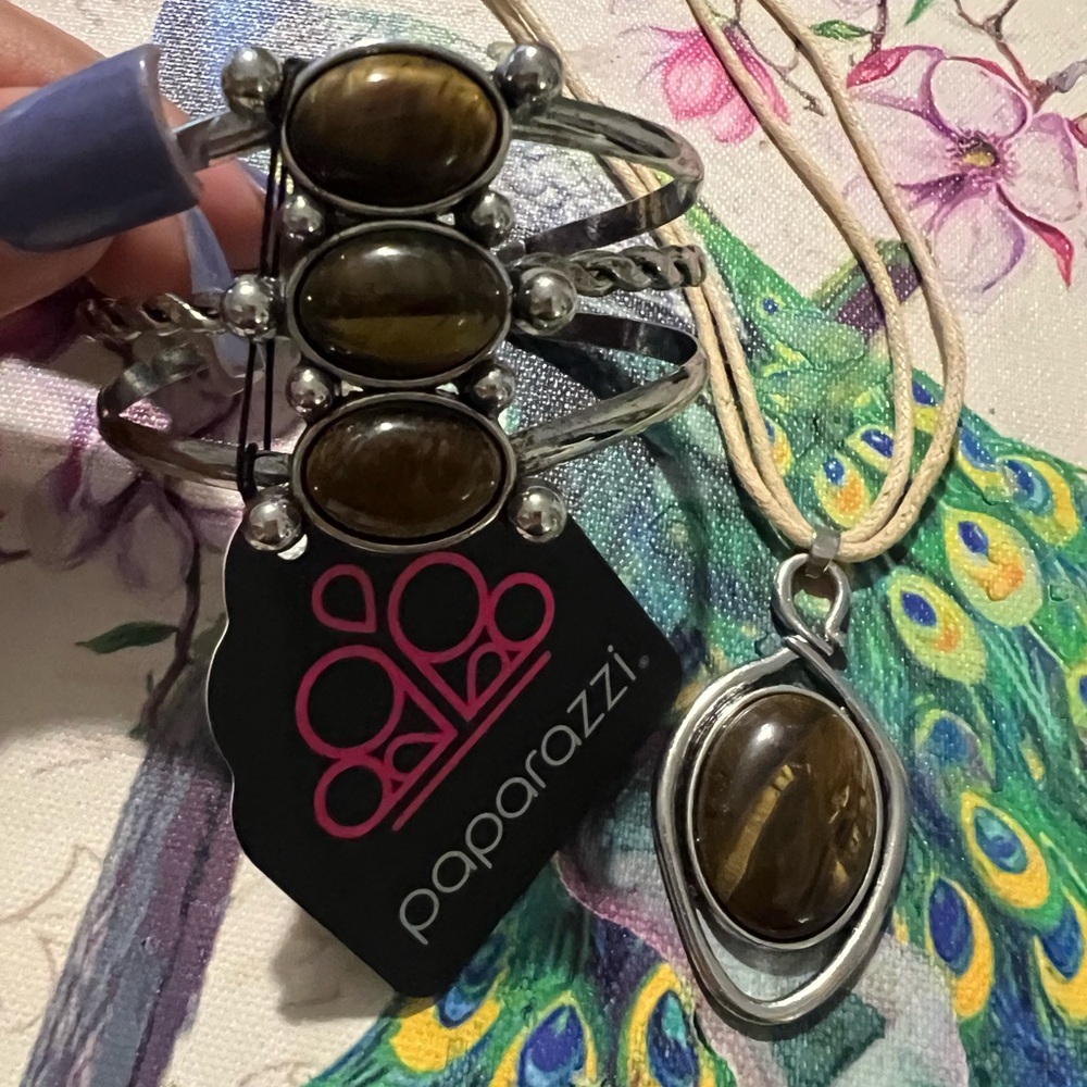 Paparazzi Silver Necklace with cuff selling as a set . No low ballers please.